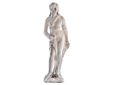 Marmorfigur einer antik gekleideten Jagdgehilfin der Göttin Diana